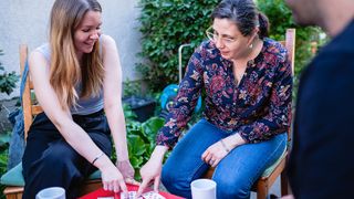 Die ehrenamtlichen Helferinnen und Helfer der Malteser unterstützen beim Lernen der deutschen Sprache.