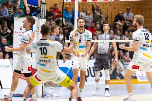 Spieler des SV Schwaig jubeln nach einem Punktgewinn, mitgereiste Fans und gegnerische Mannschaft im Hintergrund.