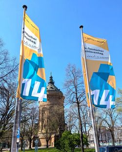 Wasserturm, das Wahrzeichen Mannheims mit den Fahnen des Seniorentags