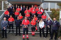 Angehende Notfallsanitäterinnen und -sanitäter mit dem Malteser Landesbeauftragten, den Geschäftsführern sowie Lehrkräften der neuen Malteser Rettungsdienstschule BW in Korntal-Münchingen. Foto: Malteser/ Peter C. Klein