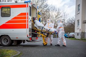 Gibt es Hinweise auf eine Infektion werden die Mitarbeitenden im Rettungswagen die Schutzmaßnahmen in dem Maße verstärken, je näher sie am Patienten sind. Foto: Malteser