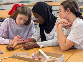 Mädchen beim Wunden schminken.