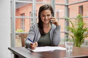 Eine Frau berät am Telefon