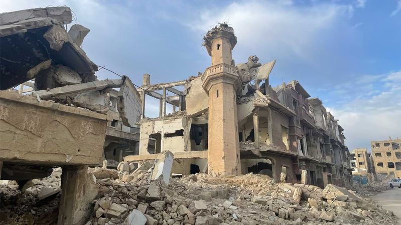 Eine Gebäuderuine in Damaskus mit einem eingefallenen Minarett.