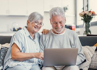 Senior und Seniorin auf einem Sofa