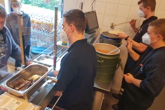 Hochwasser: Helfer der Malteser versorgen die Menschen in einer Notunterkunft mit einem warmen Essen. Foto: Archut/Malteser