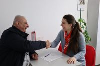 Eine Frau ist mit einem Mann im Gespräch