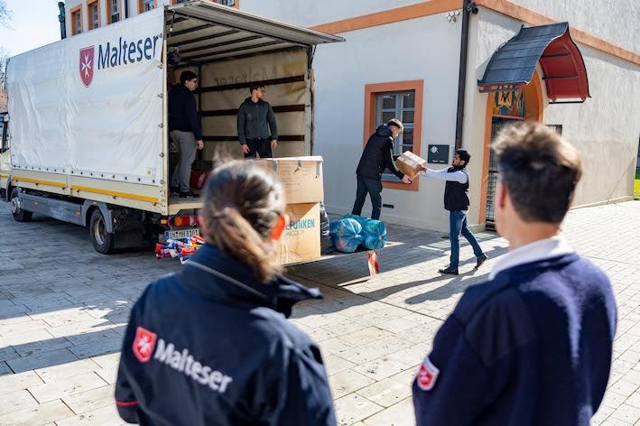 Ein Truck wird beladen