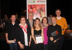 Künstlerinnen und Künstler des Benefizkonzerts mit der Leiterin der Trostberger Tafel