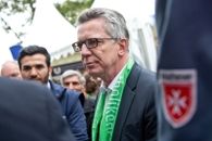 Bundesinnenminister de Maizière zu Besuch am Stand der Malteser Flüchtlingshilfe