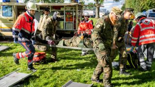 Soldaten der Bundeswehr arbeiten zusammen mit den Helfern des Malteser Katastrophenschutzes.