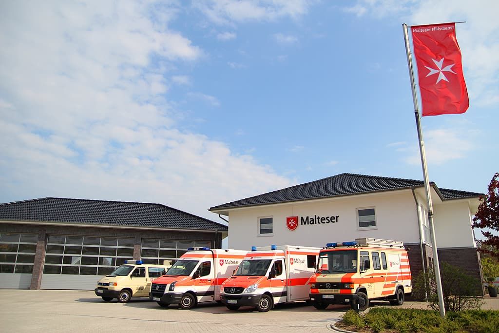 Malteser Fahrzeige vor der Dienststelle in Visbek