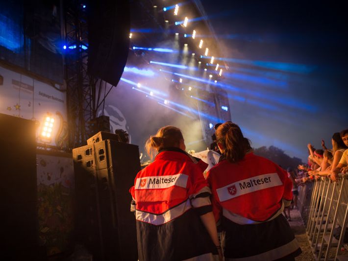 Zwei Sanitäter bei einem Konzert im Sanitätsdienst