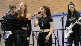 Die Sängerinnen der Band singen im Duett.