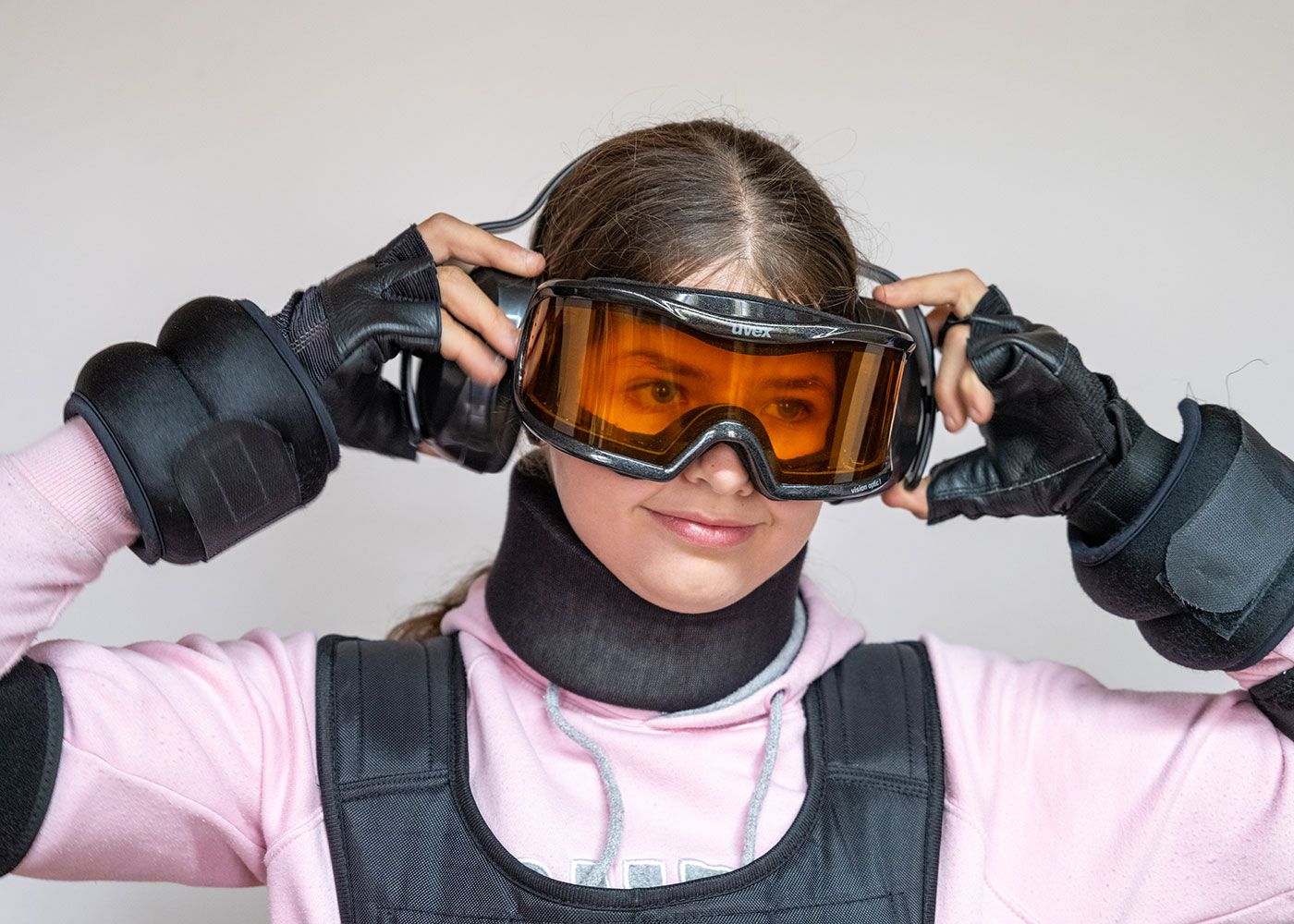 Um das "Erlebnis Alter" komplett zu machen, erschwert die Brille das sehen, verschlechtern Ohrschützer das Hören.