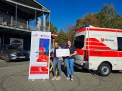 Bei der Spendenübergabe (von links): Harley Davidson Fulda-Geschäftsführerin Regina Kremer sowie Eva-Maria Reith vom Herzenswunschkrankenwagen-Team. Foto: Malteser Fulda