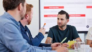 Drei junge Männer bilden sich beim Malteser Erste-Hilfe-Kurs zum betrieblichen Ersthelfer aus.