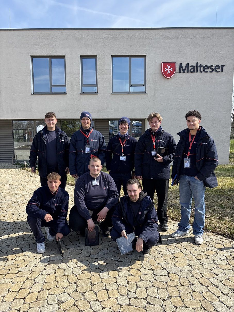 Werbebeauftragten vor Malteser Gebäude