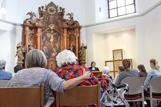 Ältere Menschen nehmen an einem Gottesdienst teil