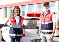 Mannschaftskapitän Vincenz Mayer von den Ravensburger Towerstars engagiert sich beim Menüservice der Ravensburger Malteser. Foto: Towerstars/F. Enderle