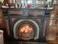 Feuer brennt gemütlich im Kamin.