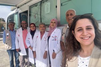 Ein Bus als mobile Gesundheitsstation der Malteser im Libanon. Die libanesischen Malteser helfen trotz des Krieges weiter den kranken und von der Flucht betroffenen Menschen. Foto: Malteser International 