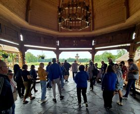 Malteser aus Aurich und Alytus (Litauen) im Holzpavillon an der rumänisch-orthodoxen Holzkirche in Sögel