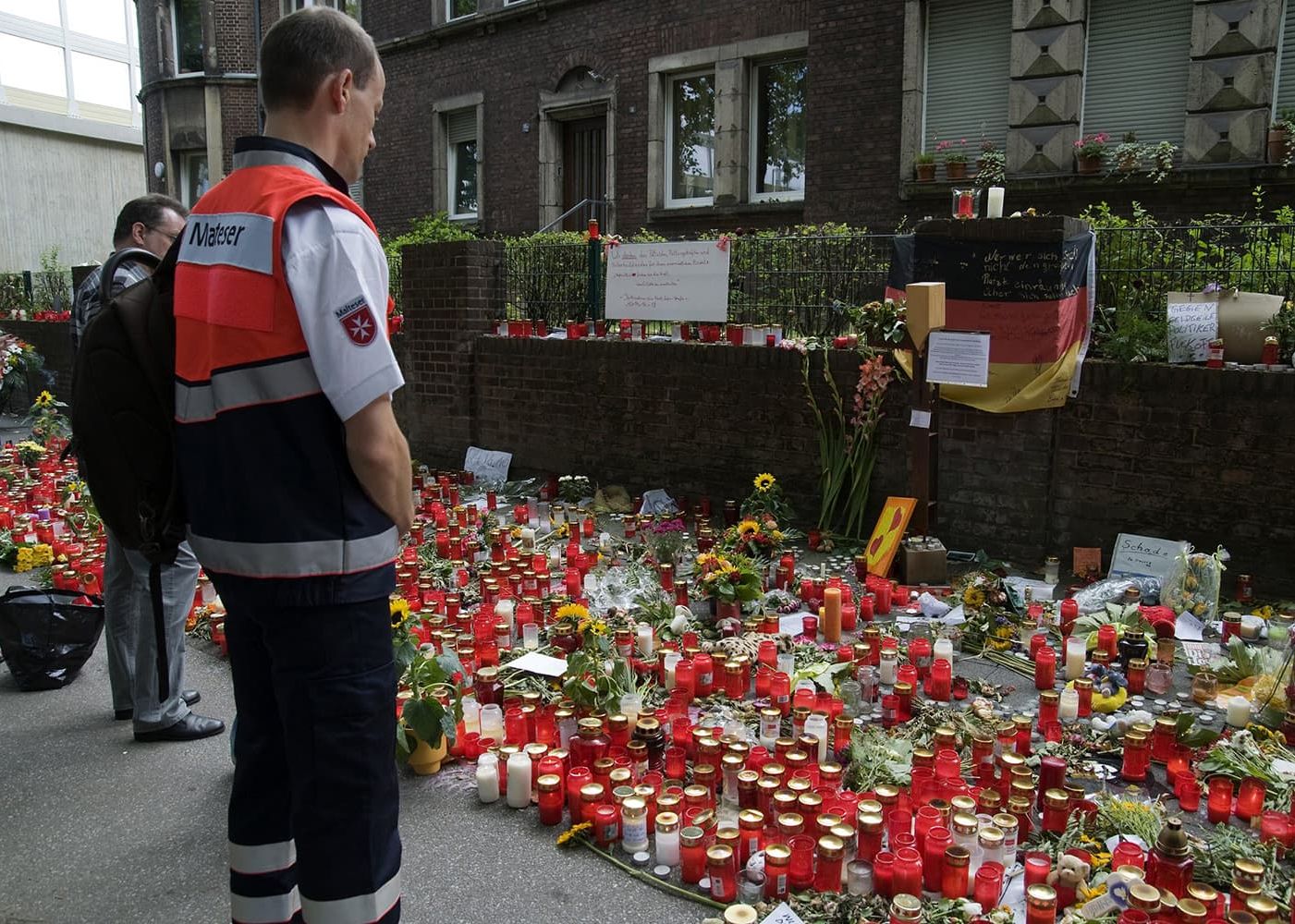 Als es 2010 bei der Loveparade in Duisburg zu einer Katastrophe mit vielen Toten und Verletzten kommt, sind die Malteser mit zahlreichen Einsatzkräften des Sanitäts- und Rettungsdienstes aus dem gesamten Bundesgebiet vor Ort. PSNV-Experten kümmern sich um traumatisierte Betroffene und Rettungskräfte.