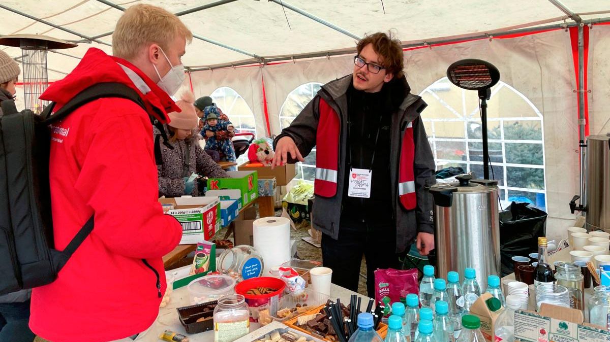 Zwei junge Männer in einem Versorgungszelt.