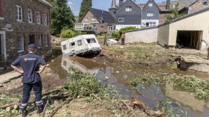 Ein Mann steht mit dem Rücken zur Kamera in einem Hochwassergebiet