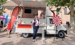 Christiane Acker vom Hausnotruf vor dem Infomobil (Quelle: Malteser Speyer)