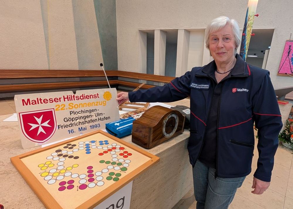 Zum Altar wurden symbolisch gebracht: ein alter Verbandskasten (für die Versorgung der Wunden), ein altes Schild vom Sonnenzug, eine Schallplatte (für die Lebensfreude), ein Defibrilator (für entschlossenes schnelles Helfen), ein Spiel (für die Spielenachmittage und eine Uhr (für das Schenken von Zeit) 