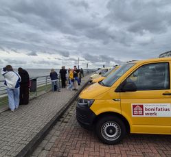 Gelbe VW-Transporter an der Wilhelmshavener Promenade