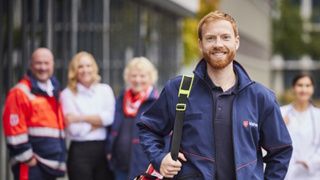 Helfer unterschiedlicher Dienste stehen bereit