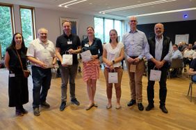 Für Spaß und Austausch fernab fachlicher Themen sorgte u.a. eine Team-Challenge, die am Sonntag von Johanna Junker, Referentin Verbandsentwicklung (links zusammen mit den Gewinnern des 1. Platz) prämiert wurde. 