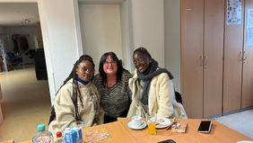 Pflegedienstleiterin Petra Robl begrüßt die Pflegeschülerinnen an ihrem neuen Arbeitsplatz (Foto: Malteser: Speyer)