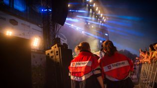 Zwei Sanitäter bei einem Konzert im Sanitätsdienst