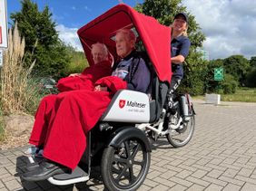 Ganz entspannt geht es für die älteren Fahrgäste mit der Rikscha entlang der Weser von Hastedt Richtung Innenstadt und zurück.