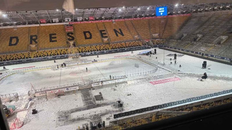 Sicht auf das Rudolf-Harbig-Stadion in Dresden von einer der oberen Zuschauerreihen. 