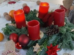 Ein geschmückter Adventskranz