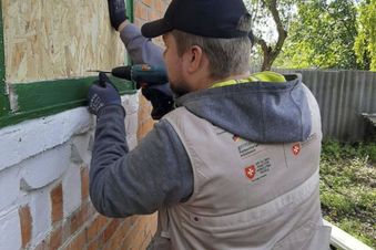 Häuser und Wohnungen, die beschädigt wurden, werden vor dem Winter isloliert. Foto: Malteser International