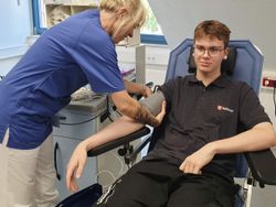 Ein junge Mann spendet Blut.