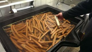 Würstchen in einer Feldküche 