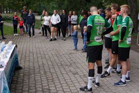 Einige Personen stehen in einer Gruppe, bevor der Spendenlauf startet.