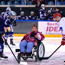 Mia-Sophie im Rollstuhl auf dem Eishockeyfeld.