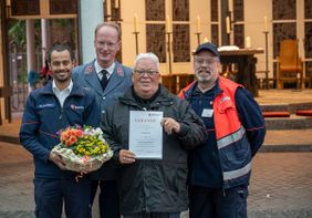 Karl Mertens (Mitte) mit seiner Jubiläumsurkunde sowie v.l. Salah Farrah, Stadtbeauftragter der Malteser in Meckenheim; Diözesanleiter Magnus Freiherr von Canstein und Helmut Keßel, ebenfalls langjähriger Helfer der Malteser aus Meckenheim.