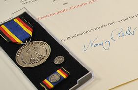 Medaille auf Urkunde