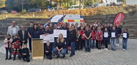 Teilnehmer und Organisationsteam mit dem stellvertretenden Landrat Franz Brunner (v.l.), 3. Bürgermeister Johann Kapfer, der Vertretung des Johannes-Gutenberg-Gymnasiums und SSD-Lehrkraft Michaela Eder (vorne ab 4.v.l.), PSNV-Vertreter Christian Teufel, Sabine Grundmüller vom HWK-Leitungsteam, stellvertretendem Diözesangeschäftsführer Werner Kloiber, SSD-Koordinatorin Yvonne Oberneder, Diözesanjugendsprecherin Julia Eichberger (6.v.r.) und Diözesanjugendreferentin Anna Hoffmann (vorne knieend)