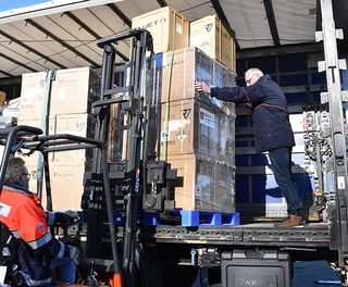 Malteser Auslandsdienst. Zwei Helfer beladen einen Hilfstransport am Zentrallager in Lutten.