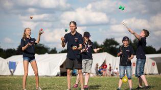 Kinder spielen auf einer Wiese